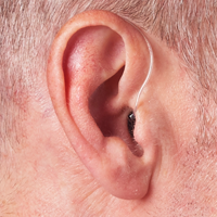 aide-auditive-écouteur-déporté-intelligence-artificielle-sur-oreille